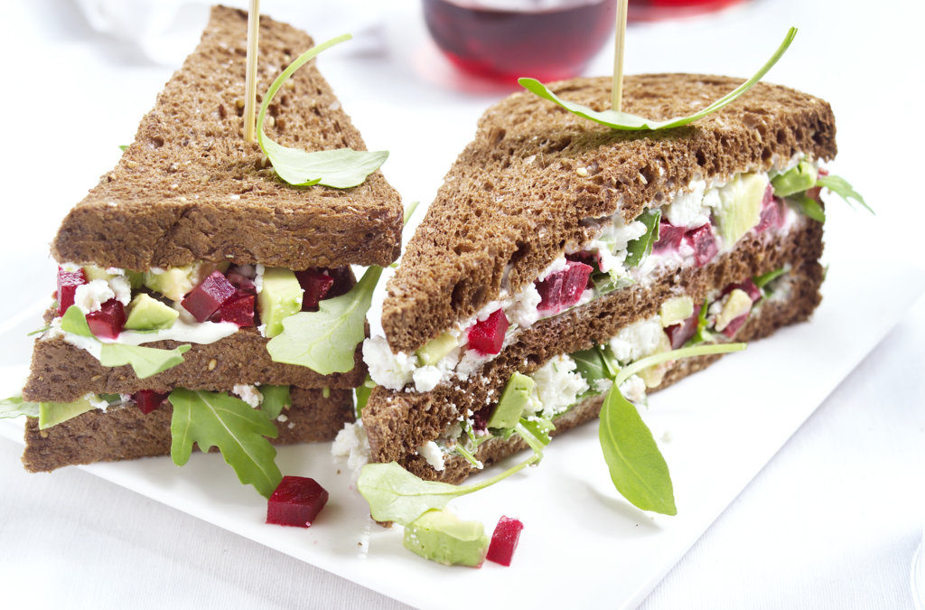 Clubsandwich met avocado, biet en geitenkaas