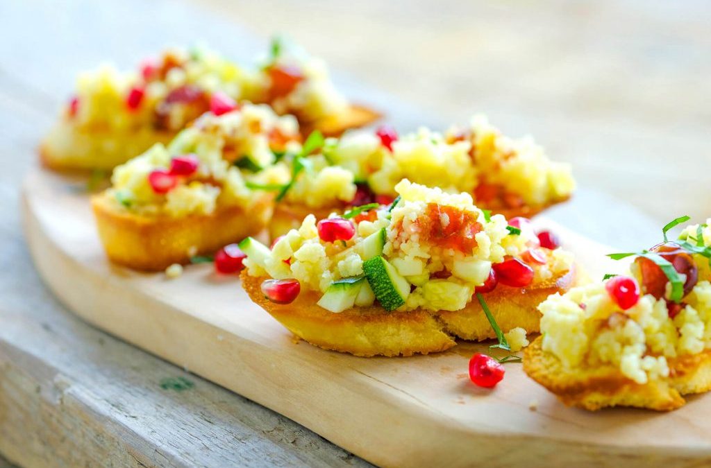 Bruschetta met couscous, dadel en munt