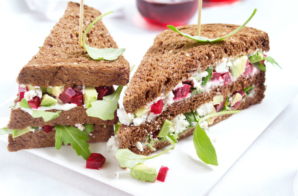 Clubsandwich met avocado, biet en geitenkaas