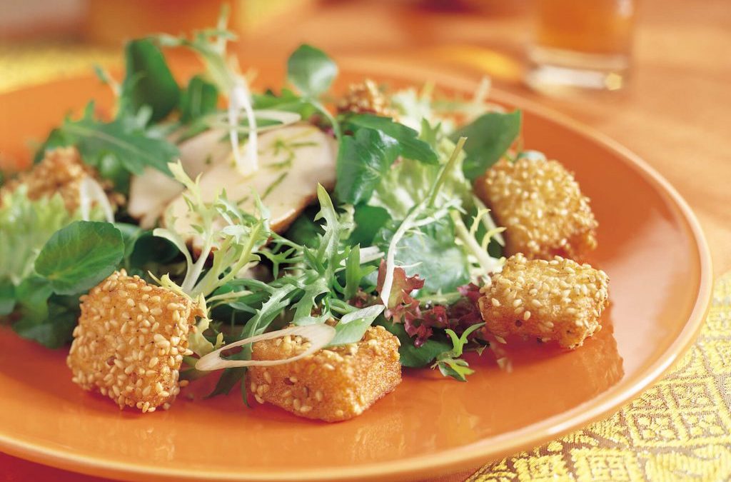 Thaise kipsalade met sesam-croutons