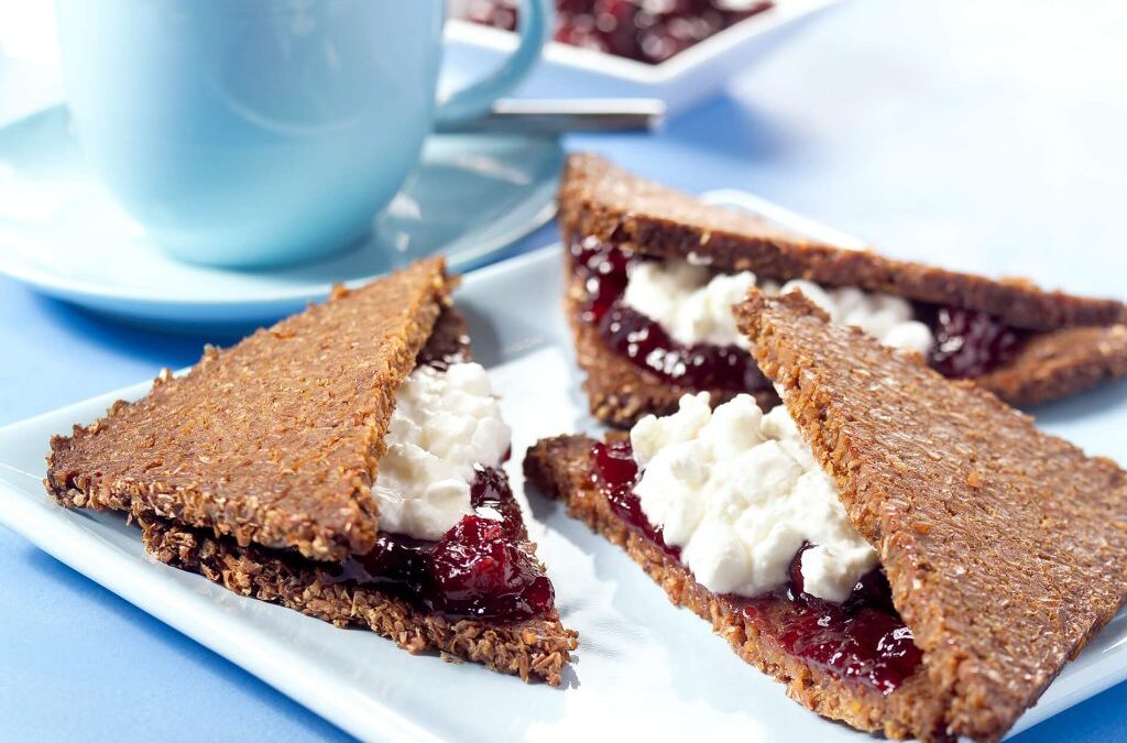 Fries roggebrood met ­kersenjam