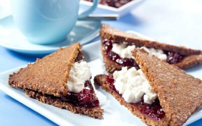 Fries roggebrood met ­kersenjam